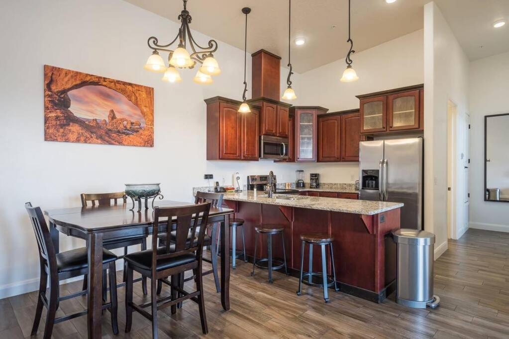 Luxury Downtown Rental - La Dolce Vita Villa #3 Moab Bagian luar foto